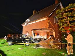 Automobilist vernielt huis met Jeep, rijdt zo de woonkamer in