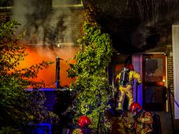 Huis verwoest door brand: bewoner gewond en kat overleden