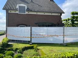 Huis is onbewoonbaar na harde klap (foto: René van Hoof).