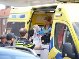 Bloedende man stapt uit bus in Waalwijk, heeft meerdere steekwonden