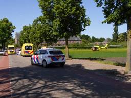 Fietsster zwaargewond na botsing met auto, traumahelikopter opgeroepen