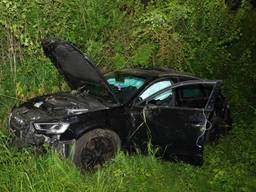 Auto crasht bij Den Bosch