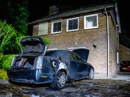 Autobrand bij huis in Nuland