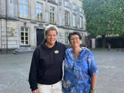 Anja en Jolanda op de plek waar zaterdag het Iedereen Mag Zoenen Festival plaatsvindt (foto: Megan Hanegraaf).