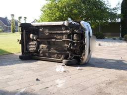 Een auto is vrijdagavond van de weg gerakt op de Peeleindseweg in Beek en Donk.
