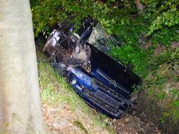 Auto raakt bomen en belandt in greppel