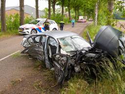 Grote ravage, man crasht tegen meerdere bomen