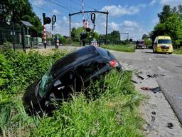 Gewonde door flinke botsing op kruising, auto belandt in de sloot
