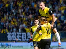 Dominic Janosek viert het doelpunt van NAC (foto: ANP).