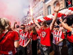 Supporters vieren feest o de Markt. (Foto: ANP)