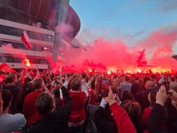 De spelers tonen de schaal vanuit het stadion.