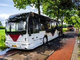 Touringcar vliegt rijdend in brand, chauffeur reageert nuchter