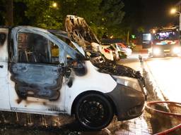 Bestelbus gaat in vlammen op