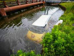 Bestelbus rijdt van aarden wal van een meter hoog en belandt in het water