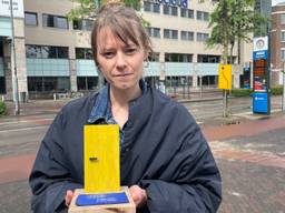 Corinne Heyrman met een monumentje (foto: René van Hoof).