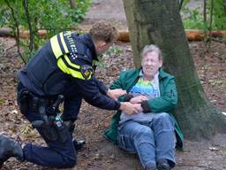 Deze mevrouw is in kommer en kwel door de losse flodders (foto: Perry Roovers/Persbureau Heitink).