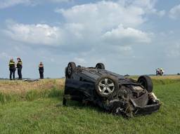Auto belandt ondersteboven in weiland