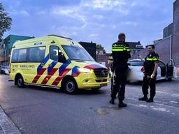 Man slaat autoruit in, vlucht en raakt gewond