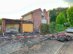 De enorme schade aan het huis is dinsdag nog altijd zichtbaar (Foto: Rico Vogels / Persbureau Heitink).