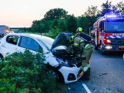 Een automobilist is woensdagavond tegen een vangrail gebotst  in Heeswijk-Dinther.