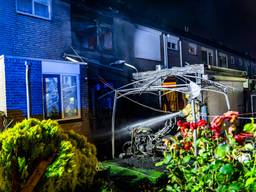 Een huis in Oss heeft woensdagavond flinke schade opgelopen door brand bij de overkapping.