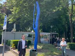 Wethouder Eddie Förster bij de onthulde boom (foto: René van Hoof)