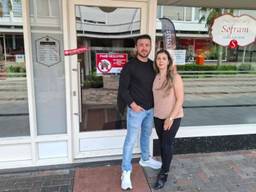 Eigenaar Recep Çelik (links) met zijn vrouw Meryem voor Grillroom Sofram (foto: ZuidWest Update).