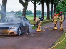 Brand verwoest auto in Elsendorp