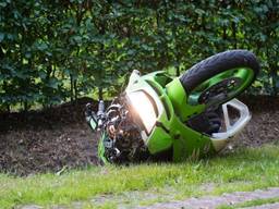 Motorrijder gaat onderuit en belandt in sloot