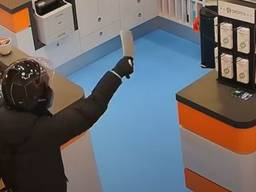 De overvaller met het slagersmes (beelden: Opsporing Verzocht).