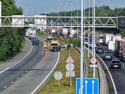 Auto belandt op zijn kop op de A58