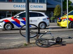 Auto rijdt door na aanrijding fietser, politie zoekt bestuurder