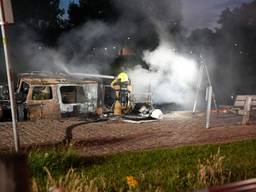 Dode bij brand op woonboot in het kanaal
