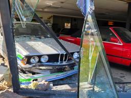 Een auto reed dwars door de pui naar binnen (foto: Noël van Hooft).