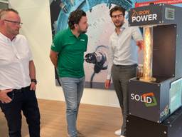 Mark Verhagen (rechts) van RIFT toont de nieuwe techniek aan de mensen van Unidek (foto: René van Hoof).