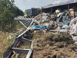 Vrachtwagen vol afval gekanteld op de A58
