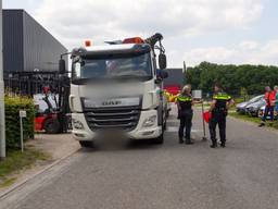 Man valt van vrachtwagen in Deurne