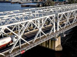 De brug bij Keizersveer (foto: ANP/Marcel van Dorst).