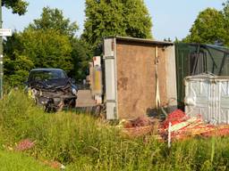 Bestelbus belandt op zijkant na botsing met auto