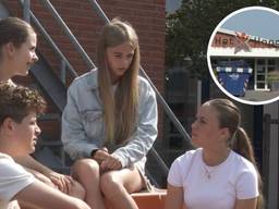 De leerlingen bij het bijna lege schoolgebouw (foto: Dtv Nieuws).