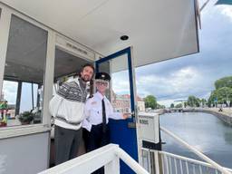 Nick en sluismeesteer Koos bij het huisje aan de Bossche Zuid-Willemsvaart (foto: Megan Hanegraaf).