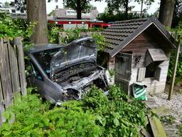 Verkeersruzie eindigt in achtertuin, mannen waren onder invloed