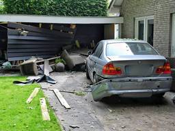 De andere auto eindigde helemaal in de tuin waar een vrouw net niet werd geraakt (foto: Persbureau Heitink).