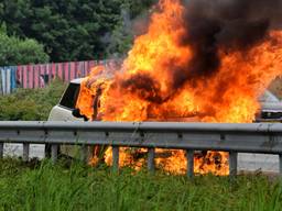 Auto vat vlam op A58