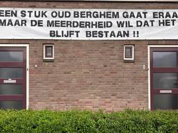 De inwoners van Berghem hadden een spandoek opgehangen (foto: Dtv Nieuws).