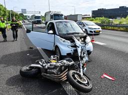 Motorrijder belandt tussen twee auto's op A27