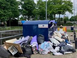 Zo trof raadslid Joep Gersjes de container bij winkelcentrum De Rompert aan (foto: Joep Gersjes).