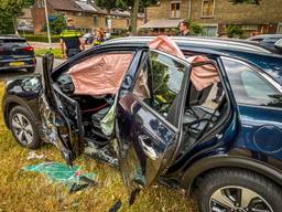 Een taxichauffeur is donderdagmiddag bevrijd uit zijn auto na een ongeluk
