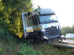 Vrachtwagen belandt in berm A27