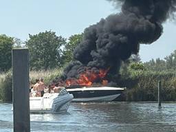 Grote brand op speedboot in de Biesbosch